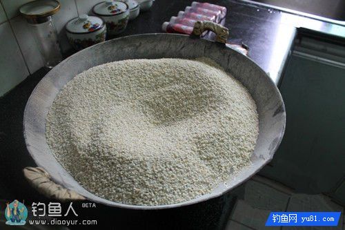 海竿冬钓鲫鱼的爆炸饵与窝米的制作