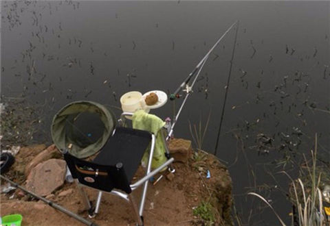 蚯蚓也能钓大鱼，活学好用的蚯蚓饵料钓法