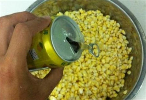 <b>自制钓草鱼鲤鱼的菠萝啤酒玉米饵料配方</b>