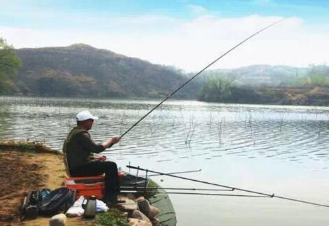 入冬前钓鲤鱼，用饵的小窍门